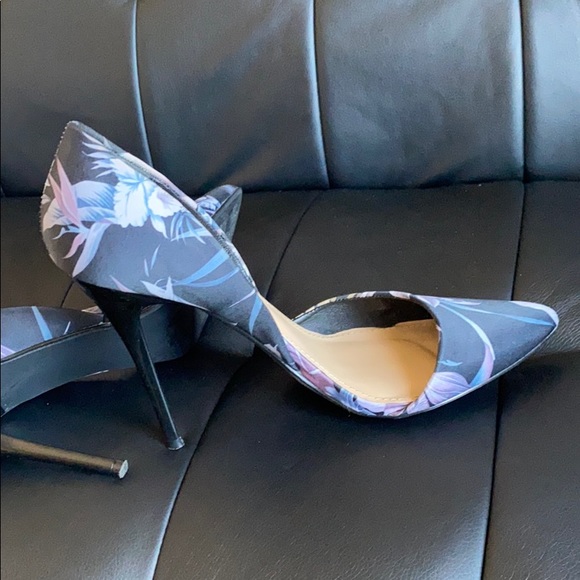 JustFab Floral Black Pump - Picture 6 of 7